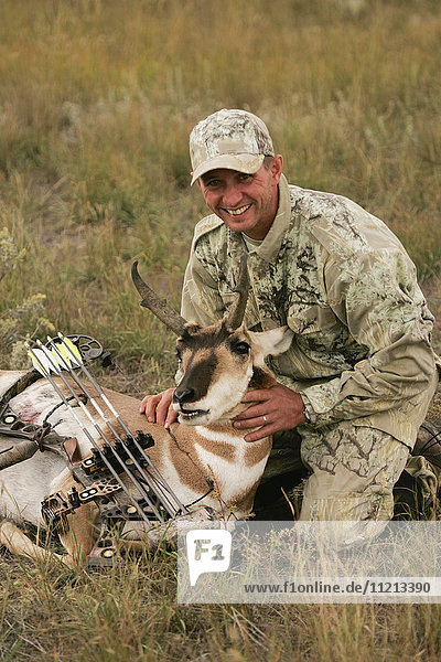 Jäger mit toter Antilope