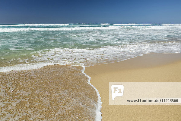 Wasser  das an den Strand gespült wird  Barking Sands (Polihale Beach) auf West Kauai; Kauai  Hawaii  Vereinigte Staaten von Amerika'.