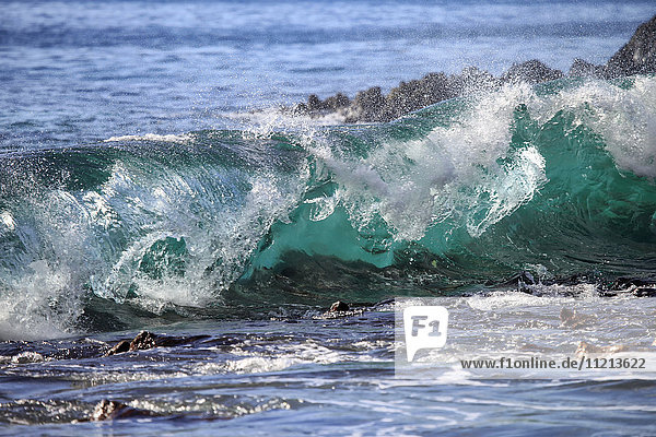 Türkisfarbene Wellen  die sich in der Nähe der Küste brechen; Hawaii  Vereinigte Staaten von Amerika'.