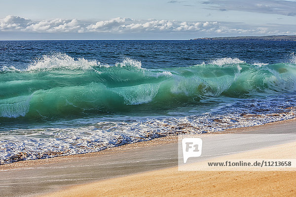 Türkisfarbenes Meerwasser in einer gekräuselten Welle entlang des Strandes; Hawaii  Vereinigte Staaten von Amerika'.