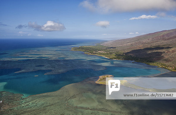 Luftaufnahme einer Lagune und der Küstenlinie einer hawaiianischen Insel; Molokai  Hawaii  Vereinigte Staaten von Amerika'.