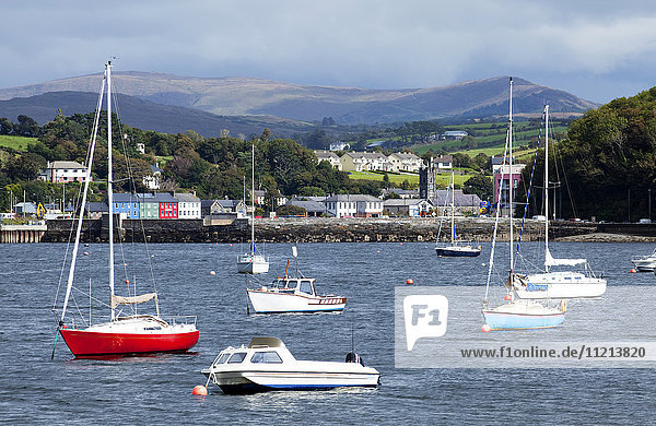 Im Hafen vertäute Boote mit Gewitterwolken und Bergen in der Ferne; Bantry  County Cork  Irland'.