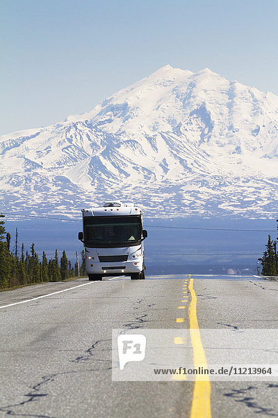 Ein Wohnmobil fährt auf dem Glenn Highway außerhalb von Glennallen  Alaska  mit Mount Drum im Hintergrund. Inneres Alaska. Sommer.