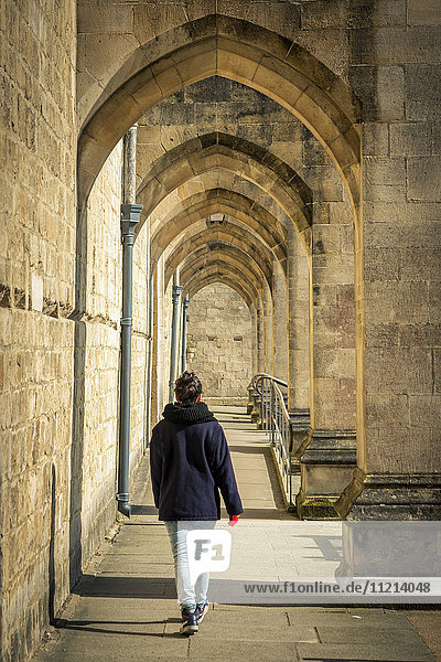 Fußgänger bei der Kathedrale von Winchester; Winchester  Hampshire  England'.