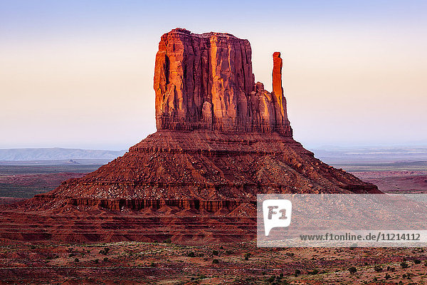 Die Mittens bei Sonnenuntergang  Navajo Tribal Park  Monument Valley; Arizona  Vereinigte Staaten von Amerika'.
