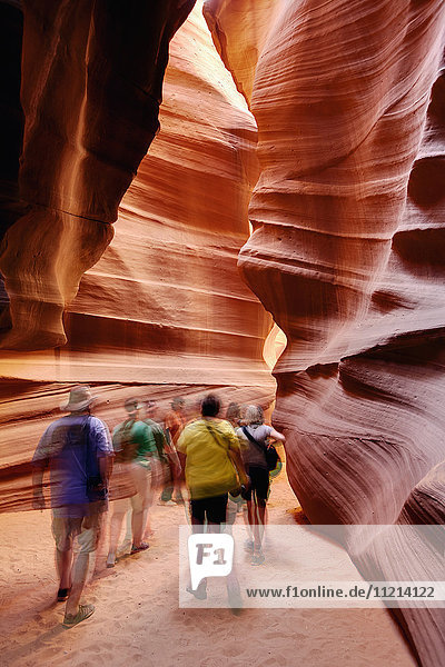 Touristen am Upper Antelope Canyon  in der Nähe von Page; Arizona  Vereinigte Staaten von Amerika'.