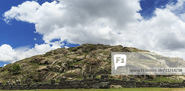 Panorama der Zitadelle von Saksaywaman (Saqsaywaman)  der historischen Hauptstadt des Inkareichs am Stadtrand von Cusco; Peru'.