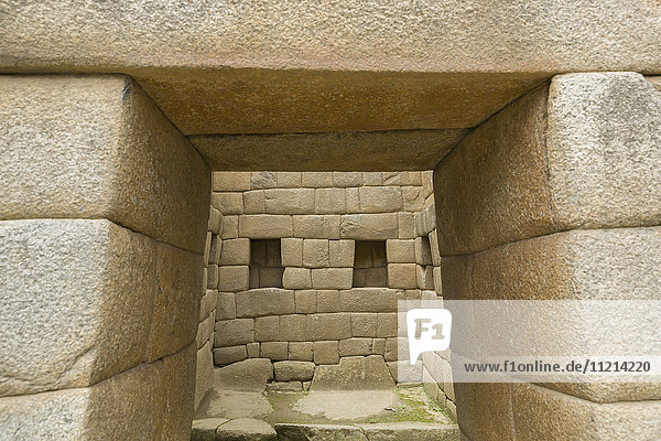 Zimmereingang von Machu Picchu mit Einkerbungen  wahrscheinlich für Ikonen; Machu Picchu  Provinz Urubamba  Peru'.