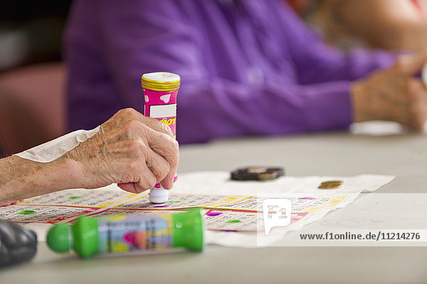 Senioren spielen Bingo; Devon  Alberta  Kanada'.