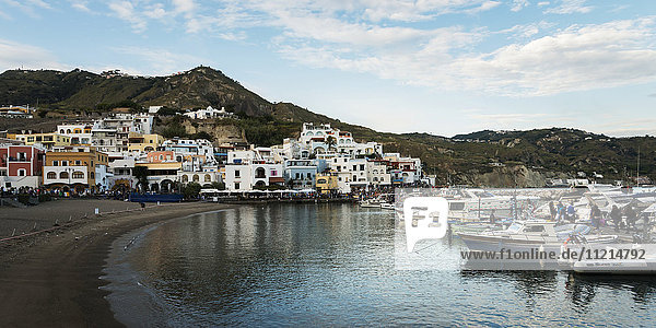 Boote im Hafen und bunte Gebäude auf der Mittelmeerinsel Ischia; Sant Angelo  Ischia  Kampanien  Italien'.