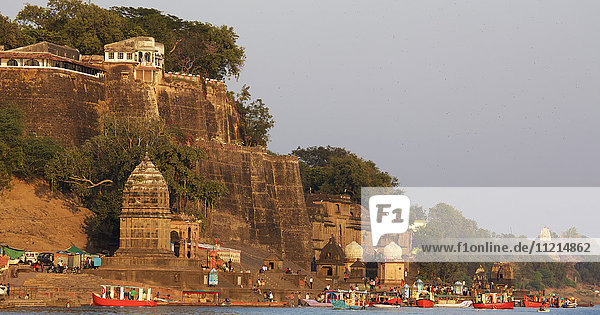 Blick auf das Ahilya Fort  hinduistische Tempel und Ghats am Namada-Fluss  Meheshwar  Indien