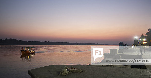 Blick auf das Ahilya Fort am Namada-Fluss bei Sonnenuntergang  Meheshwar  Indien