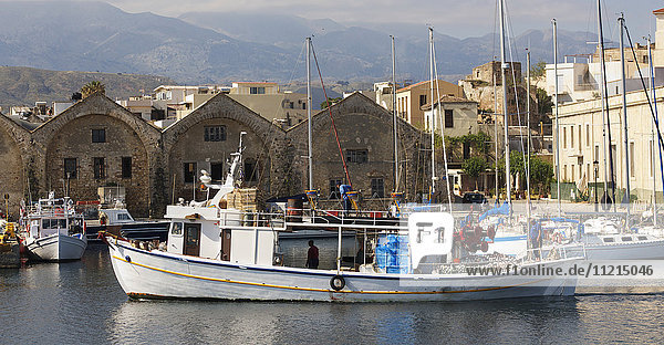 Fischerboote im historischen venezianischen Hafen der Altstadt von Chania  Kreta