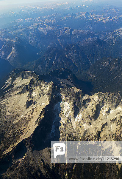 Luftaufnahme der Berggipfel an der Nordküste in der Nähe von Vancover im Spätsommer mit nur noch wenig Gletscherschnee; British Columbia  Kanada'.