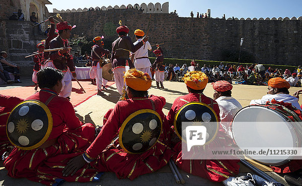 Traditionell gekleidete Tänzer und Musiker beim Musikfestival im indischen Fort