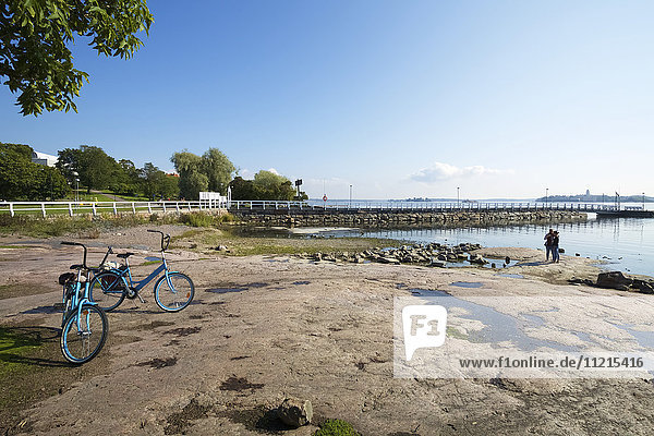 Fahrrad vor der Stadtmole am Meer in Helsinki