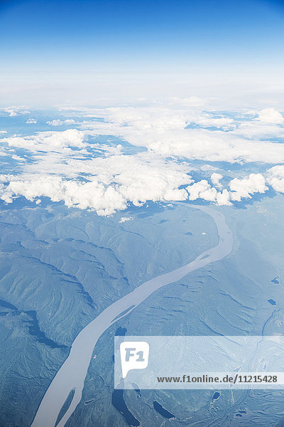 Luftaufnahme von grünen und schneebedeckten Gipfeln rund um den Yukon-Fluss  der durch das Nordabhanggebiet von Alaska fließt; Alaska  Vereinigte Staaten von Amerika'.