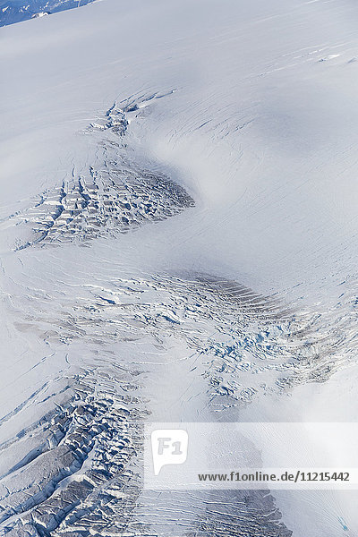 Luftaufnahme von Schnee und Eis  die das Harding-Eisfeld bilden  im Vordergrund sind Gletscherspalten zu sehen  Kenai-Halbinsel; Seward  Alaska  Vereinigte Staaten von Amerika'.