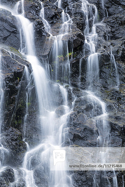 Detail eines Wasserfalls  der an den dunklen Felsen des Bridalveil Falls im Keystone Canyon in Süd-Zentral-Alaska herabstürzt; Valdez  Alaska  Vereinigte Staaten von Amerika'.
