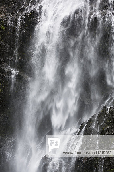 Detail eines Wasserfalls  der durch dunkelbraunes Gestein an den Horsetail Falls im Keystone Canyon  Süd-Zentral-Alaska; Valdez  Alaska  Vereinigte Staaten von Amerika'.