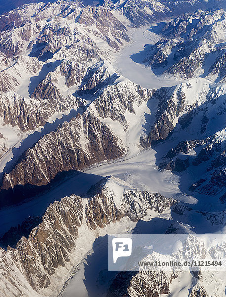 Luftaufnahme der Tordrillo Mountains  Schnee bedeckt die Berge und das Eisfeld  Alaska Range  Süd-Zentral-Alaska; Alaska  Vereinigte Staaten von Amerika'.