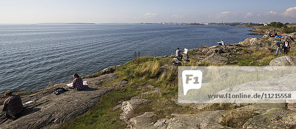 Kunstunterricht an der felsigen Küste der Seefestung Suomenlinna