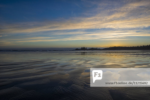 Sonnenuntergang über Long Beach  Pacific Rim National Park Reserve; Tofino  British Columbia  Kanada'.