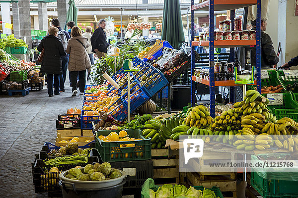 Früchte zum Verkauf auf dem Mercado da Graca; Ponta Delgada  Sao Miguel  Azoren  Portugal .