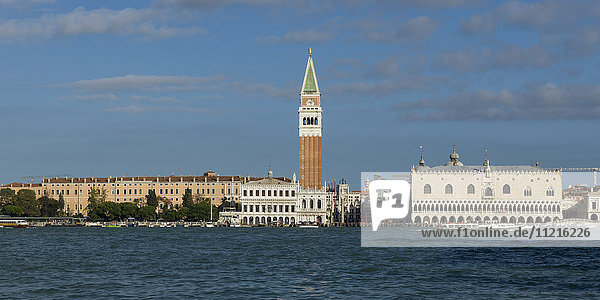 Piazza San Marco und Dogenpalast; Venedig  Italien'.