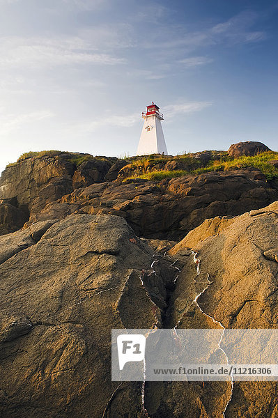 Vulkanisches Gestein mit Boar's Head Lighthouse im Hintergrund  Bay of Fundy; Long Island  Nova Scotia'.