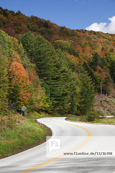 Herbstfarbenes Laub und Landschaft entlang der Route 100; Granville  Vermont  Vereinigte Staaten von Amerika'.