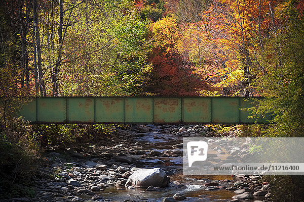 Landschaftliche Brücke über den White River im Herbst; Granville  Vermont  Vereinigte Staaten von Amerika