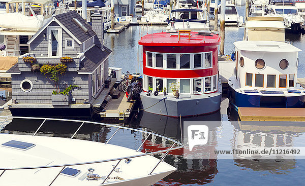 Diese modernen winzigen Bootshäuser bieten erstklassige Immobilien auf dem Wasser mitten in der Innenstadt von Vancouver  dem ultimativen urbanen Lebensstil in der Stadt; Vancouver  British Columbia  Kanada