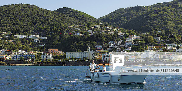 Männer auf einem Boot im Hafen vor der Küste der Insel Ischia; Ischia  Kampanien  Italien