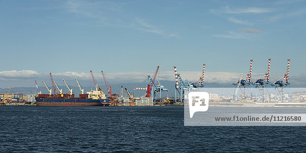 Kräne und ein Schiff im Hafen von Neapel; Neapel  Kampanien  Italien