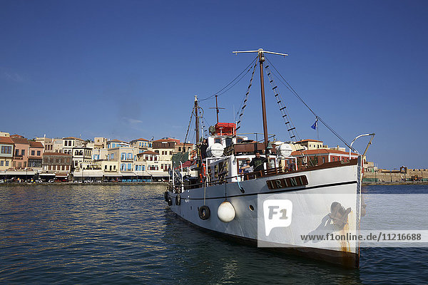 Ausflugsboot im venezianischen Hafen in der Altstadt von Chania