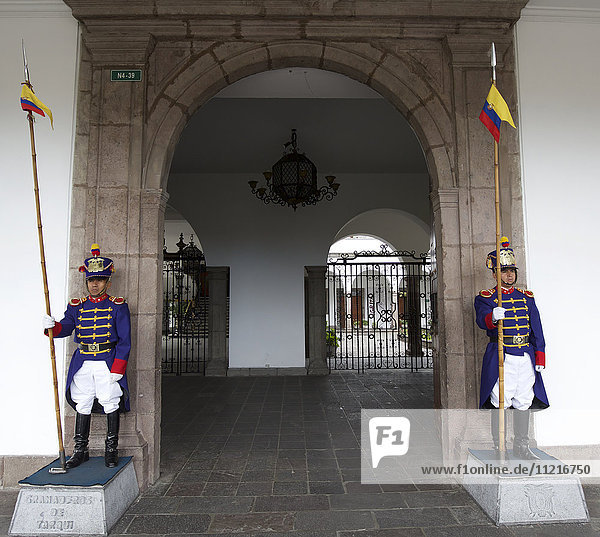 Wachen in feierlicher Kleidung am Säuleneingang des Präsidentenpalastes