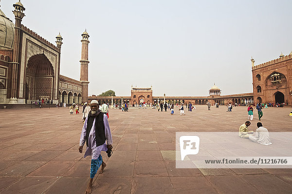 Pilger im zentralen Innenhof der Jama-Masjid-Moschee in Alt-Delhi