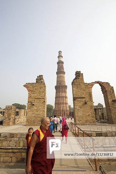 Buddhistischer Mönch im Qutb Minar-Turmkomplex  Delhi