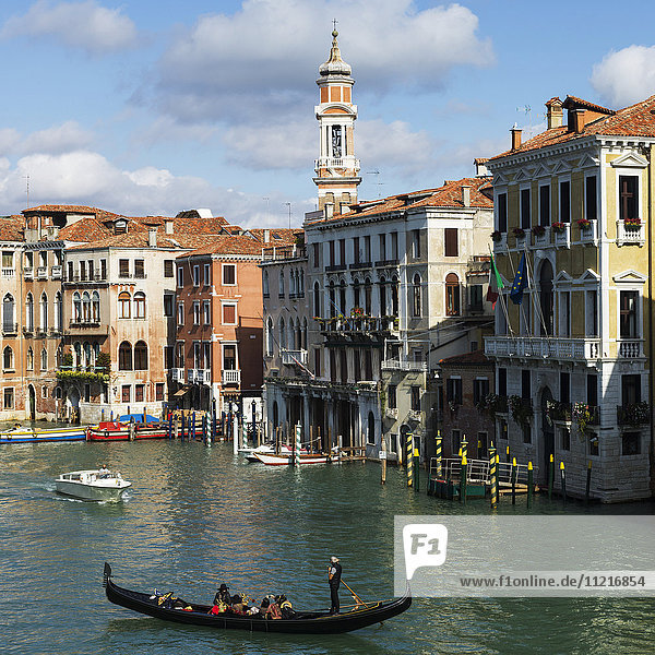 Gondel in einem Kanal; Venedig  Italien