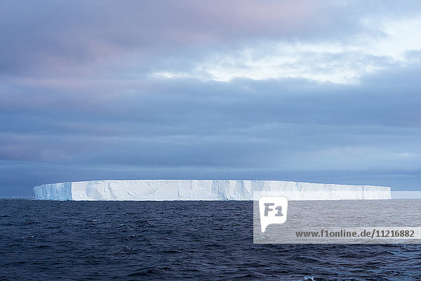 Tafel-Eisberg; Island'.