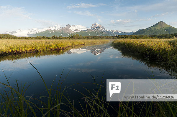 Alaska-Landschaft mit Bergen  die sich im ruhigen Wasser spiegeln  Katmai National Park; Alaska  Vereinigte Staaten von Amerika'.