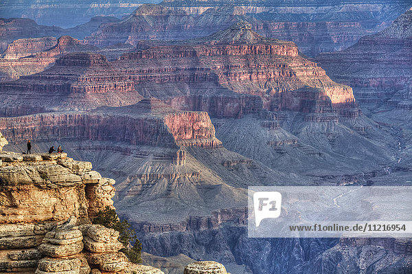 Touristen am Mather Point  früher Morgen  South Rim  Grand Canyon National Park  UNESCO-Weltkulturerbe; Arizona  Vereinigte Staaten von Amerika