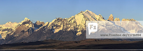 Sonnenaufgangspanorama der Cordillera Paine Range im Torres del Paine National Park mit dem Sarmiento-See und den berühmten Torres del Paine-Gipfeln im chilenischen Teil Patagoniens; Chile
