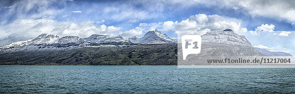 Schneebedeckte Berge am Nordarm des Lago Argentino in Patagonien; Provinz Santa Cruz  Argentinien'.