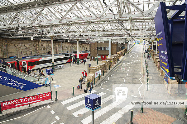 Blick auf die Waverly Station in Edinburgh; Edinburgh  Schottland