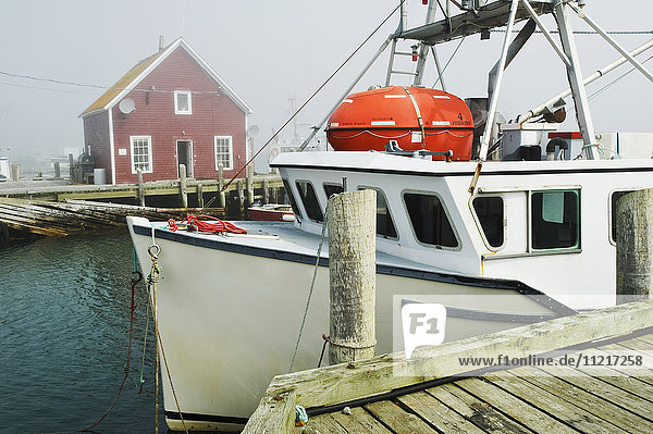 Am Kai festgemachtes Fischerboot; Cape Forchu  Nova Scotia  Kanada