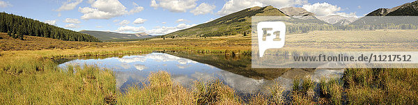 Landschaft mit einem Berg  der sich in einem See spiegelt; Alaska  Vereinigte Staaten von Amerika'.