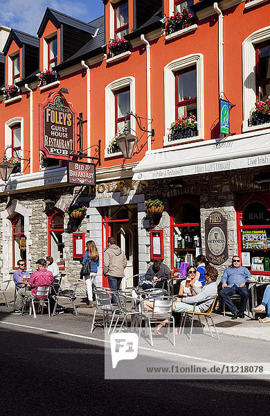 Kunden sitzen vor Foley's Guest Room  Restaurant und Pub; Kenmare  County Kerry  Irland