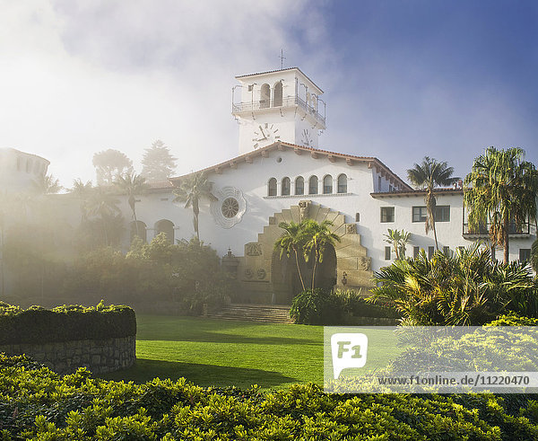 Außenansicht des Gerichtsgebäudes von Santa Barbara und der versunkene Garten im Morgennebel